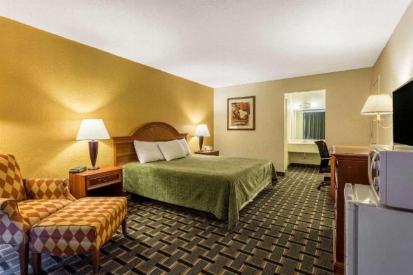 Rodeway Inn Denmark image 21