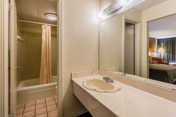 Rodeway Inn Denmark image 29